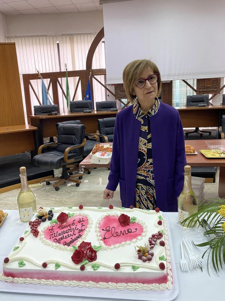 Pensionamento della dipendente comunale Elena Barbato a Carinaro: una celebrazione di dedizione e impegno