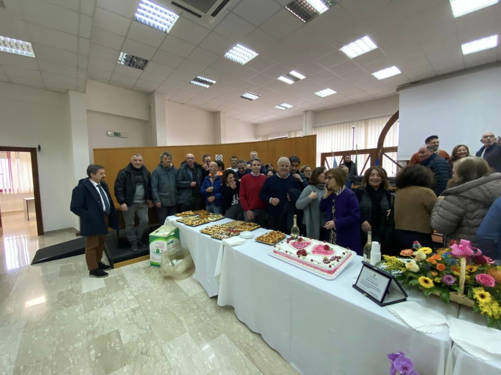 Pensionamento della dipendente comunale Elena Barbato a Carinaro: una celebrazione di dedizione e impegno
