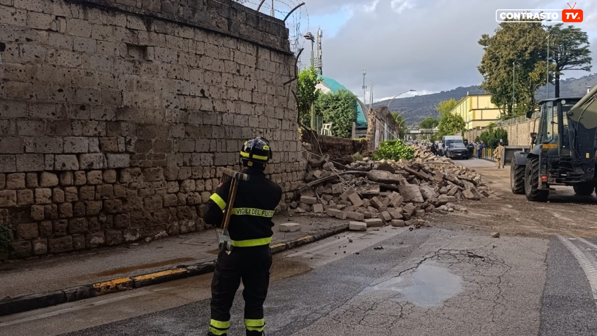 Caserta, crolla il muro del circolo tennis in via Laviano 1 Caserta crolla il muro del circolo tennis in via Laviano